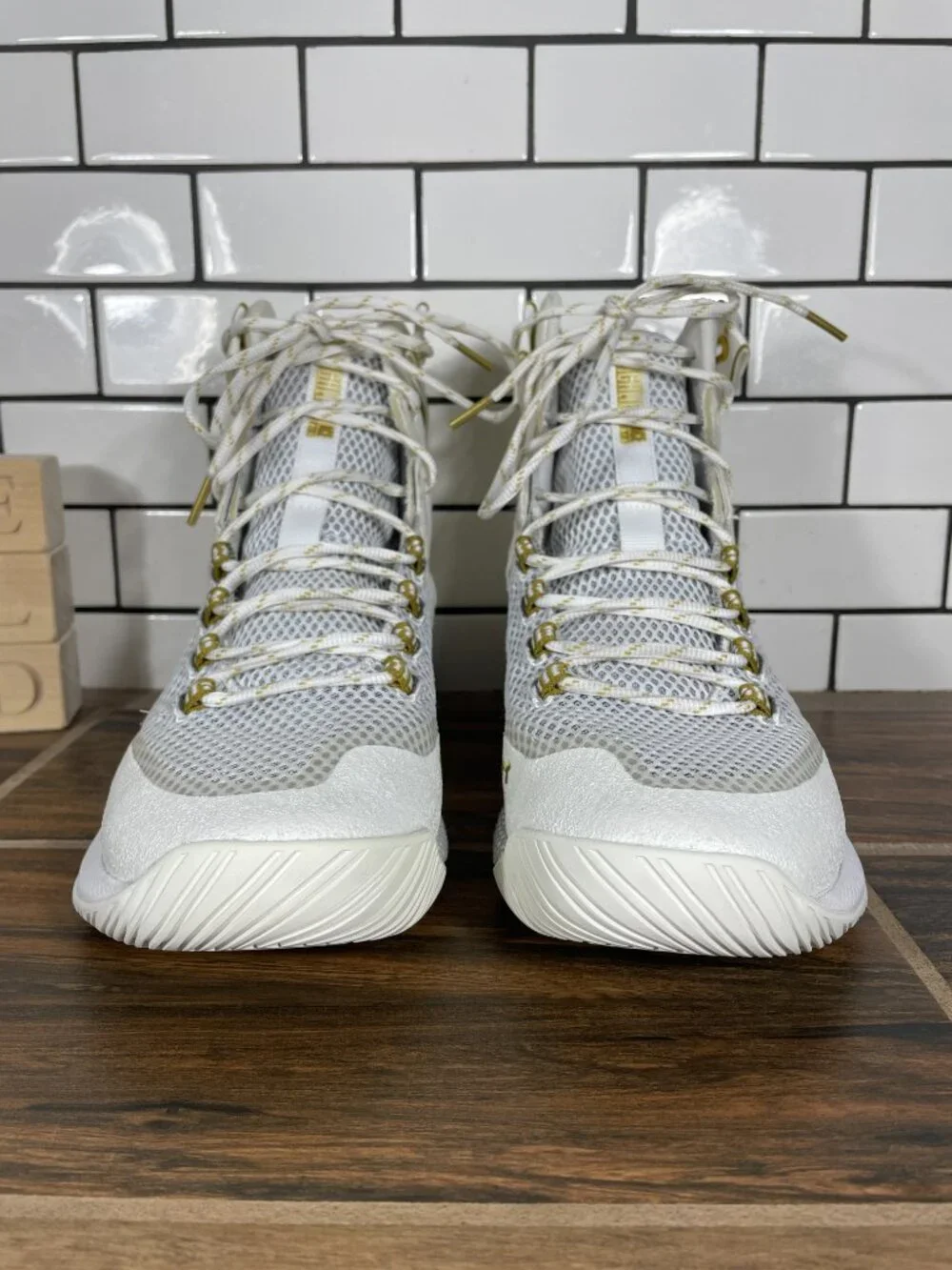 Under Armour HOVR Highlight Ace Shoes Womens Sz 9 White Gold Volleyball Sneakers